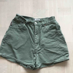  - Högmidjade militärgröna jeansshorts. Supersnygga! Kan mötas upp på söder, annars tillkommer frakt❤️