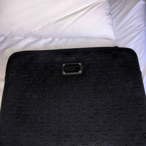 Marc Jacobs  - Svart Marc Jacobs datorfodral 