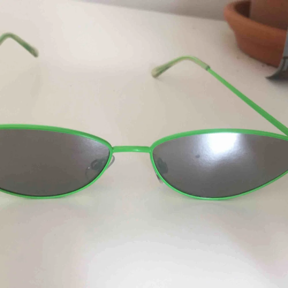 Super fina neon gröna glasögon från Carlings, litan defekt på ena glaset men inget som tänks på, frakt 16kr :). Accessoarer.