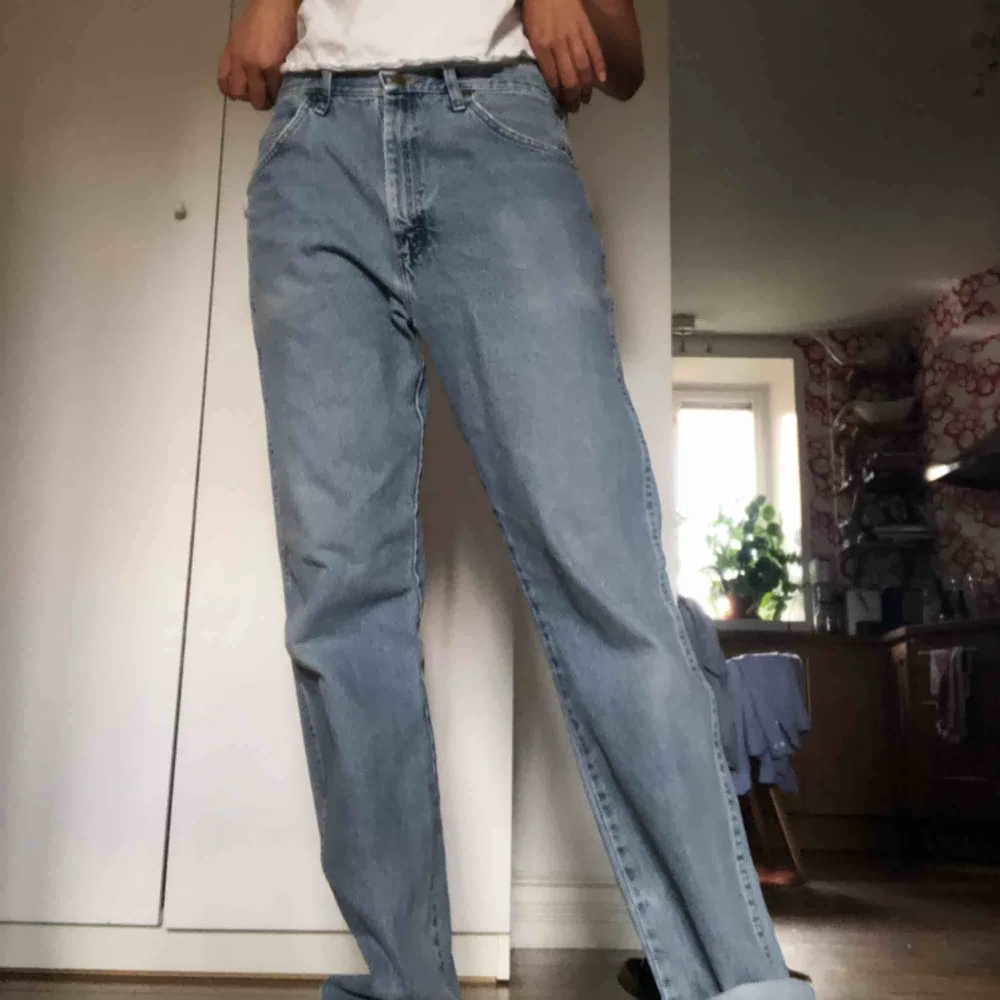 Ett par wrangler vintage mumjeans köpta på beyond retro. Är förstora och för långa för mig. . Jeans & Byxor.