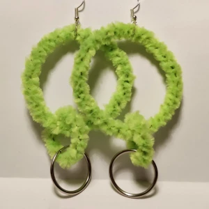 Handgjorda örhängen - 💚Handgjorda limegröna örhängen💚