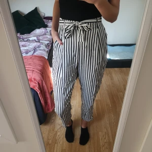  - Randiga kostymbyxor från Monki. Väldigt fina och sköna men är tyvärr lite korta på mig som är 178cm lång. Därav typ helt oanvända!
