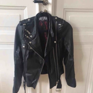  - Svart skinnjacka från Jofama By Kenza. Sparsamt använd, storlek 36. Ganska liten i storleken, så skulle säga den passar 34 också. Speciellt om man vill ha en tjockare tröja under.