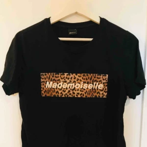  - Tshirt med tryck från Gina Tricot, sparsamt använd och i gott skick. Tryck av fin kvalitét!