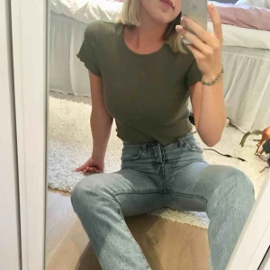  - T-shirt från Gina tricot. Bra skick, nypris:  99 kr