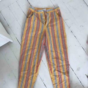  - Jag säljer ett par randiga byxor från Jennifer collection i storlek 34/36. Säljer pga helt fel för min kroppstyp, men riktigt fina byxor som jag gärna hade behållit om dom satt bättre. Köparen står för frakten och betalningen sker via swish.☺️🦋💞