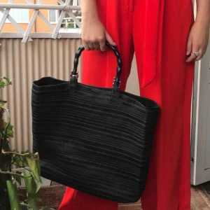  - Svart väska, välanvänd!