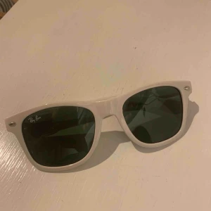  - Vita Rayban wayfarers imitation. Frakt ingår i priset. 