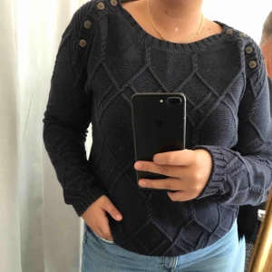  - Fin stickad tröja i marinblått! 