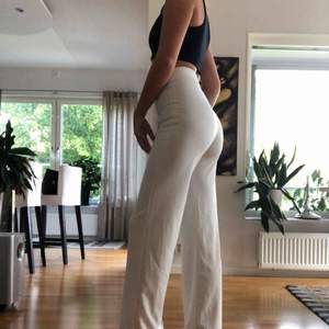 Superfina Crepe Straight pants från Nelly. Nypris 299:- 