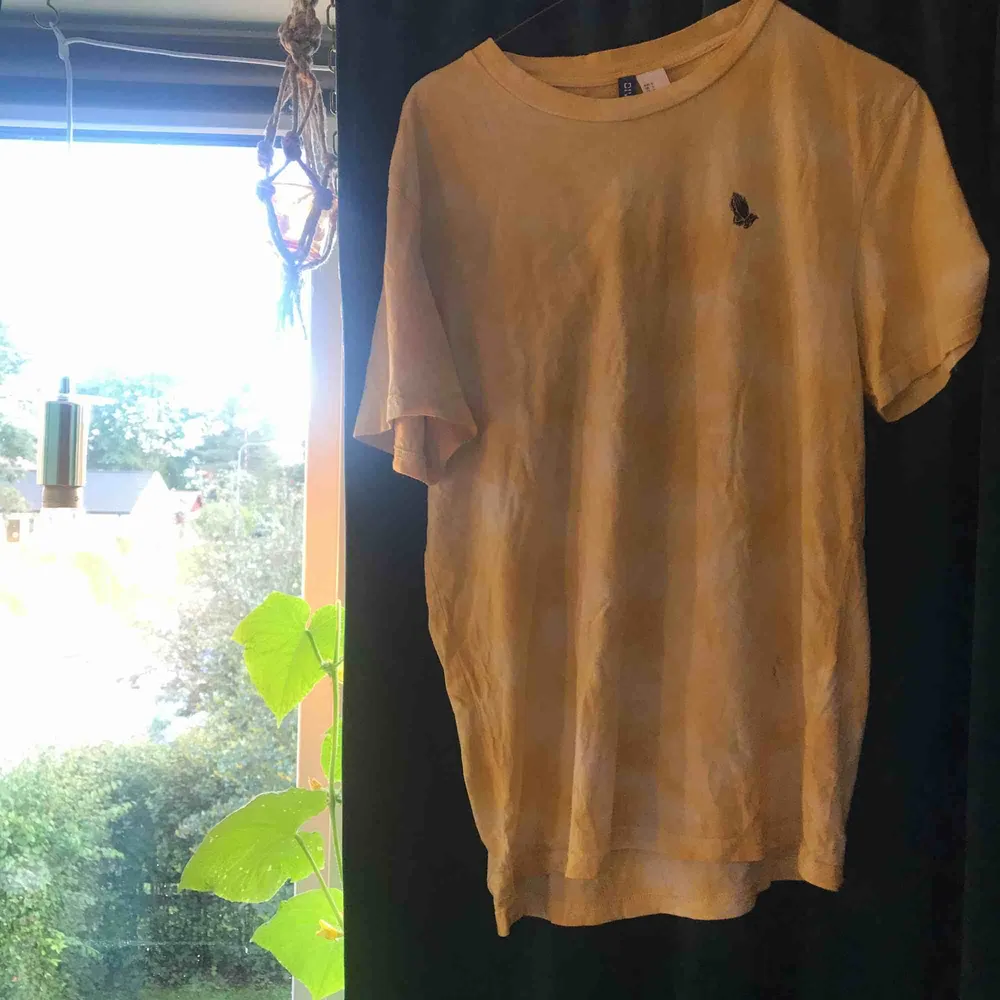En gul tröja, med svartmärke fram på bröstet och ett stort på ryggen. Jätte fin utan flytningar eller hål. T-shirts.