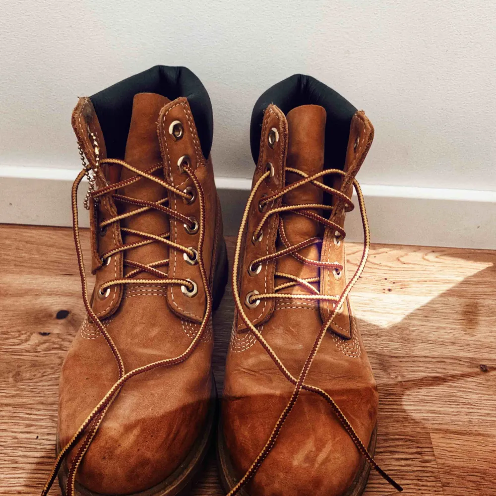 Timberland i dammodellen vilket innebär att de är aningen smalare och sitter bättre på foten, endast använda ett fåtal gånger! Självklart går skorna att frakta och priset går att diskutera vid en snabb affär! 🍁🍂. Skor.