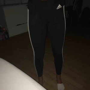  - Ett par adidas tights, riktigt sköna och fina som sitter bra.  Köparen står för frakten (50kr) priset kan diskuteras