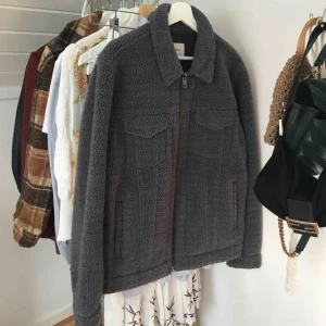  - Jacka från We Are CPH. Använd fåtal gånger, köpt i Köpenhamn. Väldigt tjock och varm, mer en vinterjacka än höst!  Nypris: 1845:- tror jag. Skriv för fler bilder!