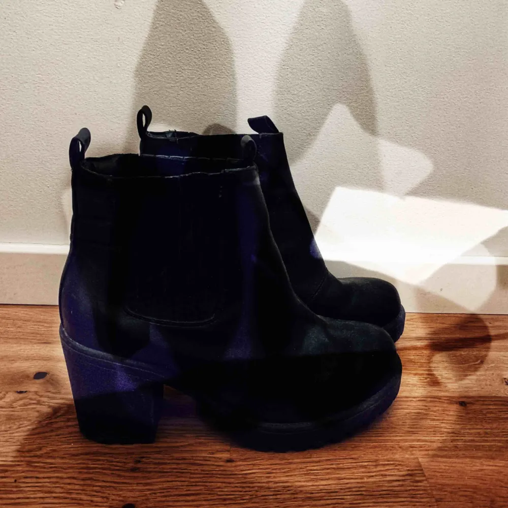 Svarta boots med bred 8 cm klack och djupa mönster under sulan, passar bra under höst och vinter. Bekväma att gå i 🍂🍁. Skor.