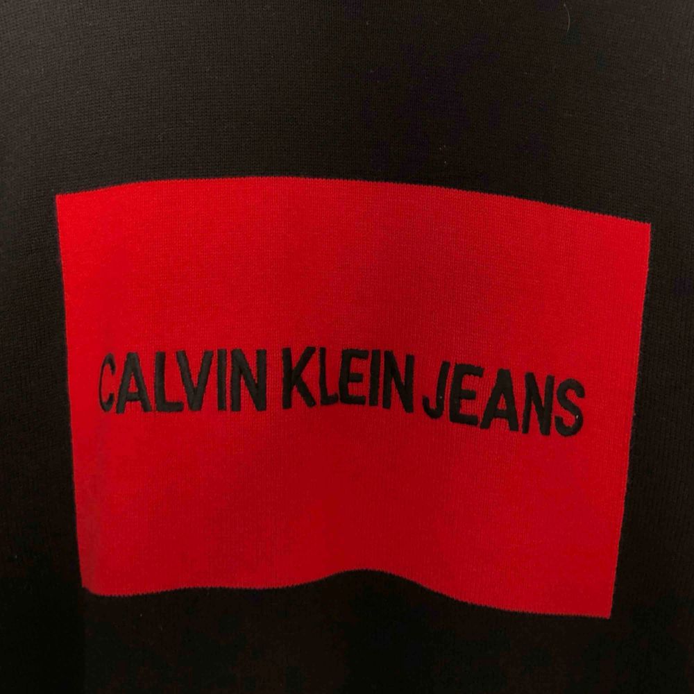En svart stickad tröja ifrån Calvin Klein med röd logga  I bra skick, använd en gång  Inköpt för ca 800kr . Stickat.