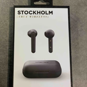  - Trådlösa hörlurar, köpta för 900kr men säljer nu bara för 400. Säljes för har flera styckna. Köparen står för frakt 