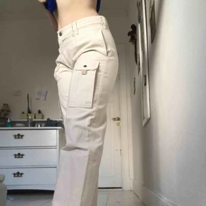  - Jag säljer ett par äkta cargo byxor från Calvin Klein i storlek ’W31-L24’, sitter som storlek S skulle jag säga. Jag säljer pga att jag har ändrat min stil. Köparen står för frakt och betalningen sker genom swish.☺️🦋