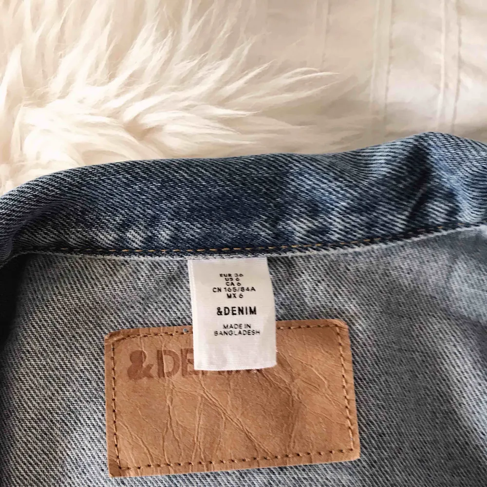 Snygg ljusblå något oversized jeansjacka från H&M. Super snygg & fräsch men säljer då den tyvärr inte kommit till så mycket användning;(( köpare står för frakt!💞💞🥰. Jackor.