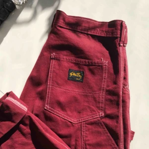  - Köpte dessa vinröda byxor med vita sömmar för något år sen och de är för stora för mig, endast använda ett par gånger! Från Urban Outfitters vintage renewal vilket gör de lite dyrare! Kan dela på frakten! 