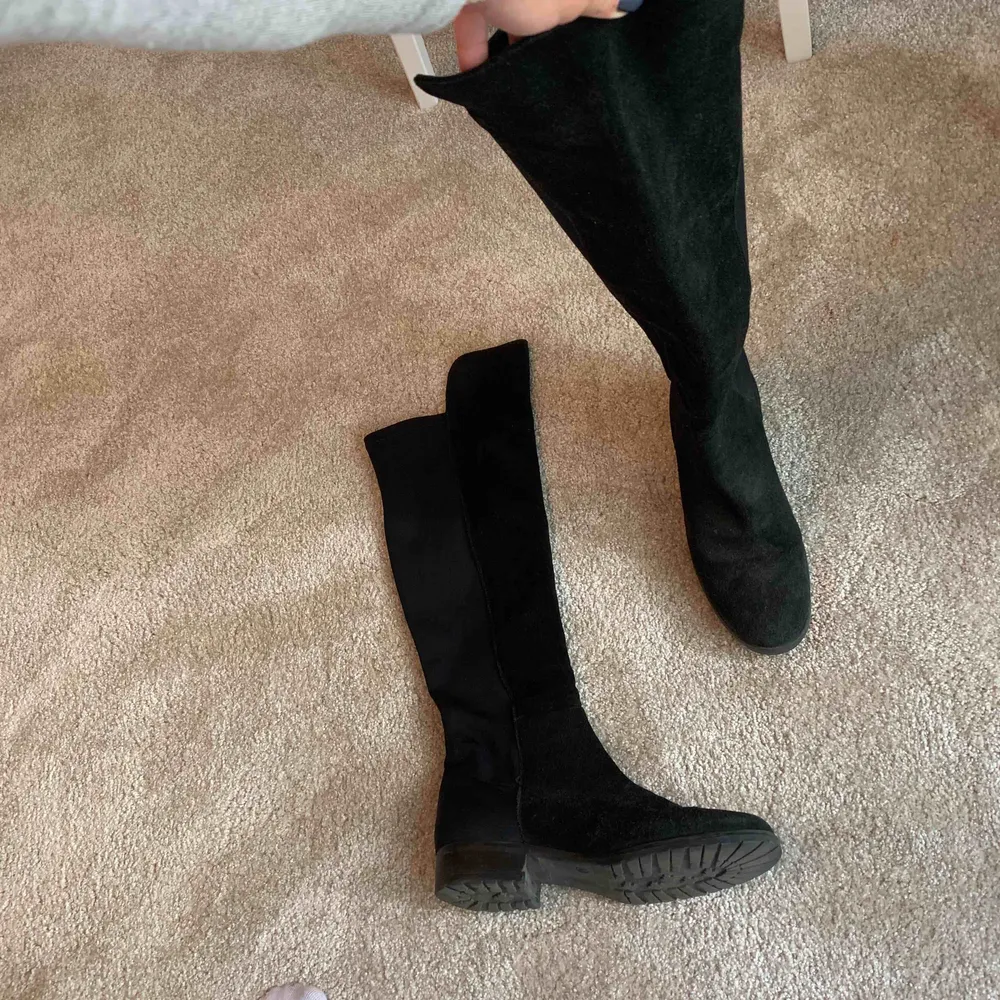 Svarta läder overknee boots köpta på lafayette I Paris. det är storlek 40 och de är i bra skick.. Skor.