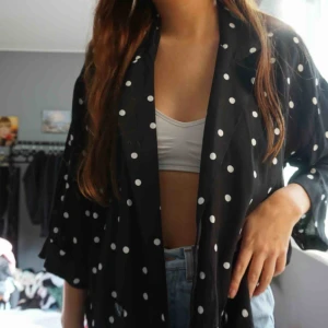  - cardigan från USA, vit prickig. storlek S. 🥳 120 kr inklusive frakt! 