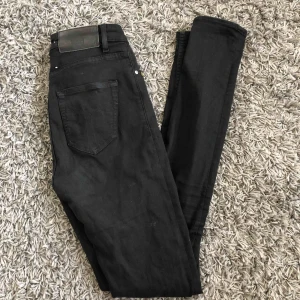  - Ett par svarta jeans från tiger of sweden. Har tyvärr blivit för små. Sitter bra på mig i benen och jag är 175 cm lång💘💘