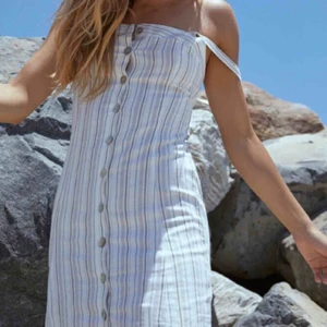  - Superfin klänning köpt på pacsun för 500kr🥰 Storlek xs men skulle snarare säga xxs