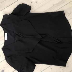  - Så fin blus med volang from MQ SELECTED FEMME. Helt ny!