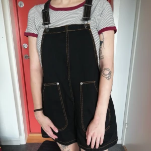  - Jeansklänning från Monki, oanvänd. Väldigt fin men kommer inte till användning!  Kan mötas upp i Göteborg annars står köparen för frakten ✨ 
