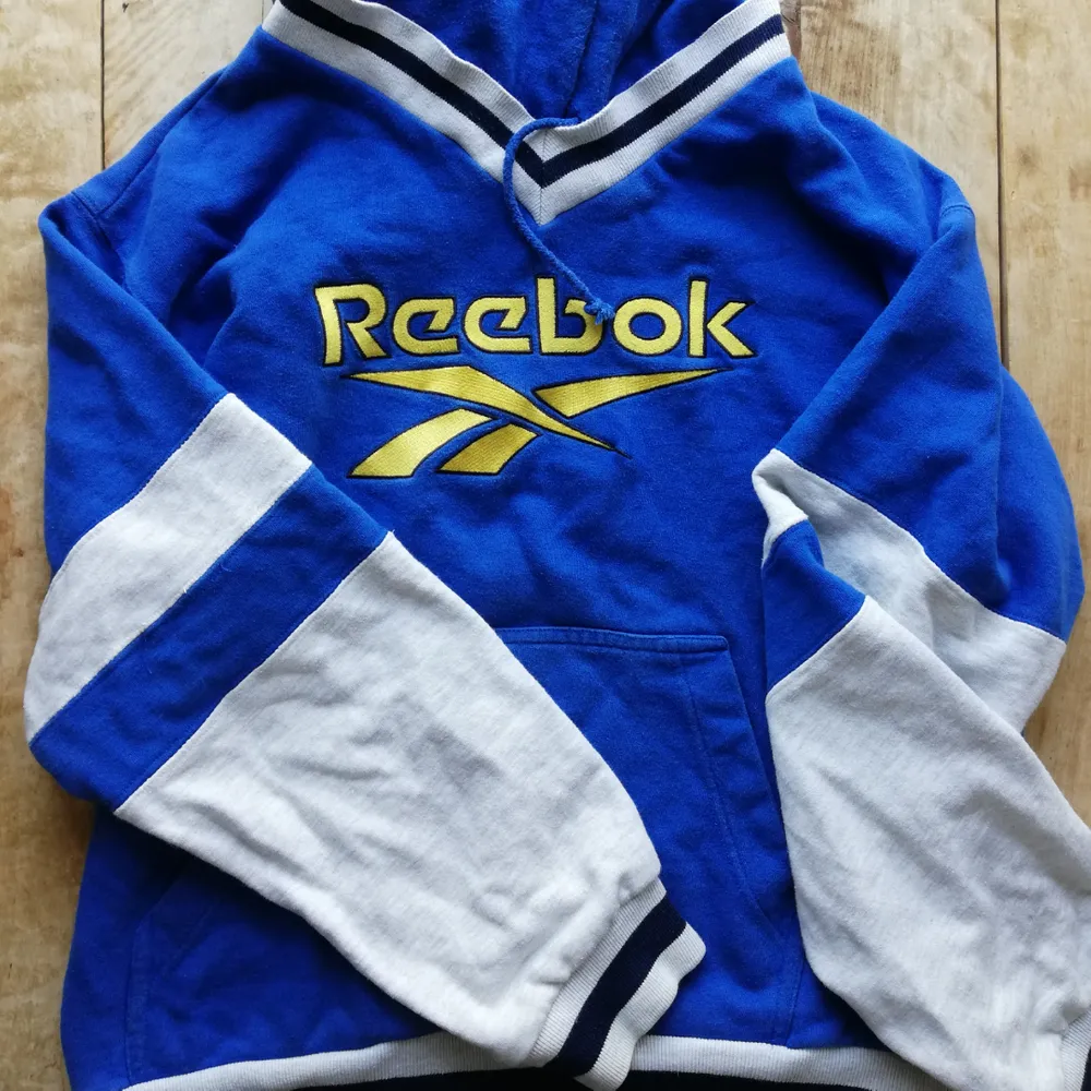 Riktigt snygg hoodie från Reebok! I fint skick, inga fläckar, hål eller liknande! . Hoodies.
