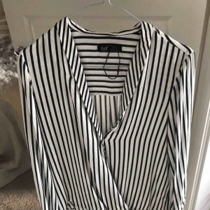 - Snygg klassisk skjort/blus från Zara  Vit, svart randig.  Aldrig använd. 