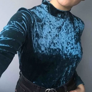  - Helt oanvänd! En blå-grön tröja i mysigt material som är så gott som ny då den aldrig är använd. Är i storleken L men skulle säga att den passar både som medium och large. Köparen står för frakten⛄️💗