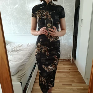  - Inkl frakt. Jättesnygg klänning som tyvärr inte kommer till användning. Stretchigt material så den är skön att ha på sig