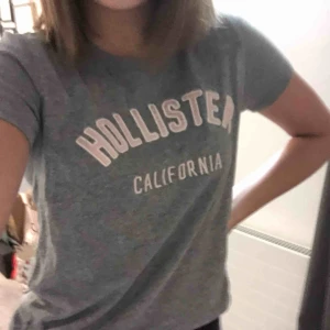  - Hollsiter t-shirt som är super söt. Köpare står för frakt
