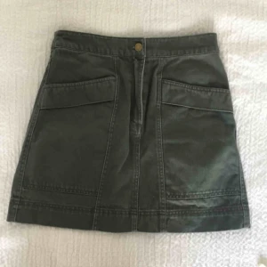  - Älskar verkligen denna kjol, som är använd endast ett fåtal gånger! Så super bra skick, men måste tyvärr sälja den eftersom den är för liten❣️