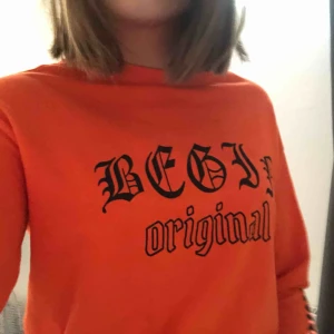  - Snygg tröja som är skön och sticker ut på ett coolt sätt, passar inte i orange och säljer den vidare, använd en gång. Köpare står för frakt