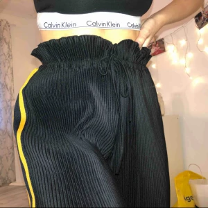  - Byxor som aldrig är använda! (prislapp kvar) står storlek 158/164, men man kan spänna åt med hjälp av snörerna där uppe av byxorna så man kan ha dom i ”sin storlek” Möts upp i Linköping annars står köparen för frakt ❤️