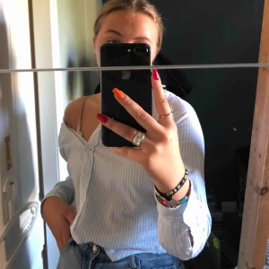  - Blå/vit randig skjorta från GANT, använd endast 3-5 gånger, jättefint skick. 