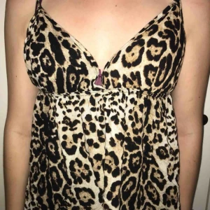  - Gulligt från BikBok i leopard. Använd 2 ggr. Med justerbara axelband.