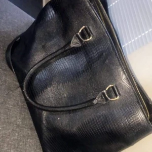  - En ny väska som är använd par gånger den är stor i storleken, köpte den för 350kr men säljer den för 180kr. Köparen står för frakt. 