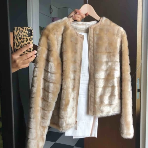  - Fakefur jacka 