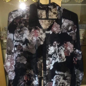  - En jätte fin skjorta oanvänd köpte den för 250kr men säljer den för 100kr. Köparen står för frakt.