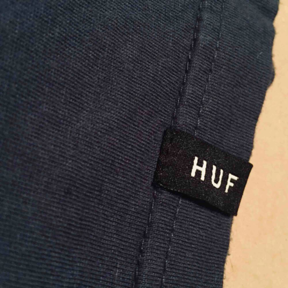 T-Shirt från HUFs worldwide-kollektion. Sparsamt använd 9/10.. T-shirts.