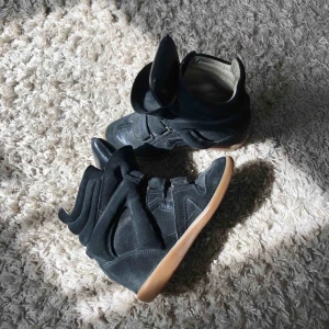  - Jag säljer mina Isabel Marant skor, strl 37. Skorna är använda men är i fint skick! Jag köpte skorna på NK i Stockholm för 4500kr 2016. Kartong och dustbags finns:)  