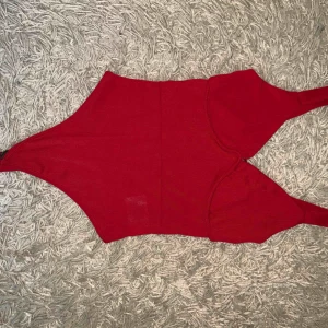  - Superfin body från Gina tricot, använd endast en gång så i superfint skick. Det vita som syns på bodyn är endast lappen, alltså ingen fläck eller så!