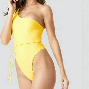  - Jättefin gul baddräkt från hot anatomy. Köpte i början på sommaren och är endast prövad. Kom tyvärr aldrig till användning då den inte riktigt passade mig. Nypris 499kr