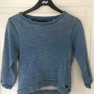 Tiger of Sweden tröja  - Snygg och stilren tröja från Tiger of Sweden. Sparsamt använd, säljes pga för liten.   Trekvartärmar, 100% bomull. Lite tjockare tyg men mjuk.  Frakten ingår i priset.  