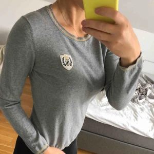  - Säljer min Tommy Hilfiger tröja då den inte kommer till användning.. tar betalning via swish och fraktar mot betalning!