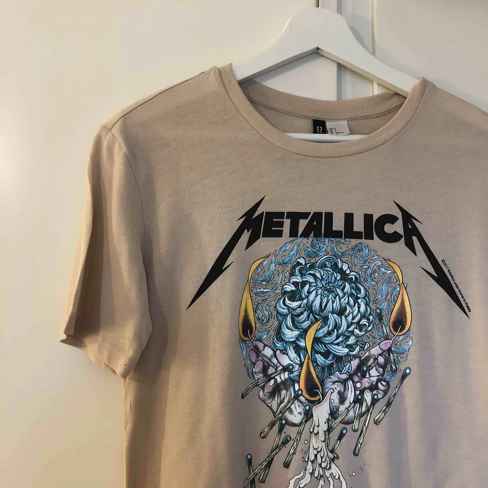 Beige t-shirt med Metallica tryck🖤 Använd en gång så är så gott som ny, fri frakt🌟. T-shirts.